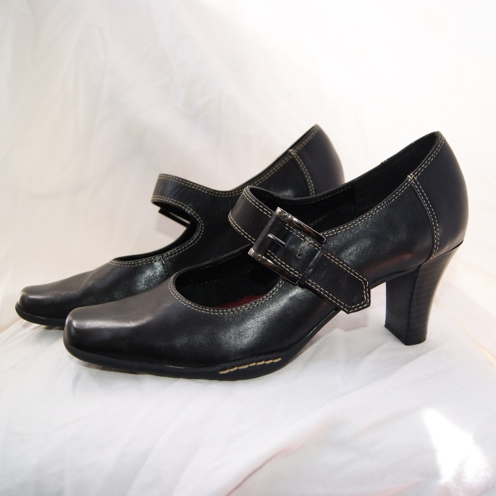 Aerosole Classic Black Mary Jane Heels with Buckle